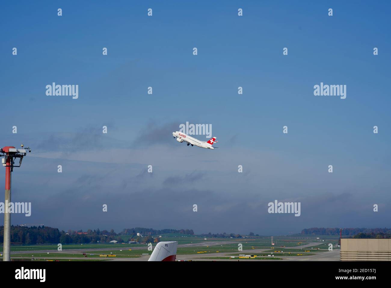 Aereo svizzero HB-JBC decollo all'aeroporto di Zurigo. Foto scattata 25 ottobre 2020, Kloten, Svizzera. Foto Stock