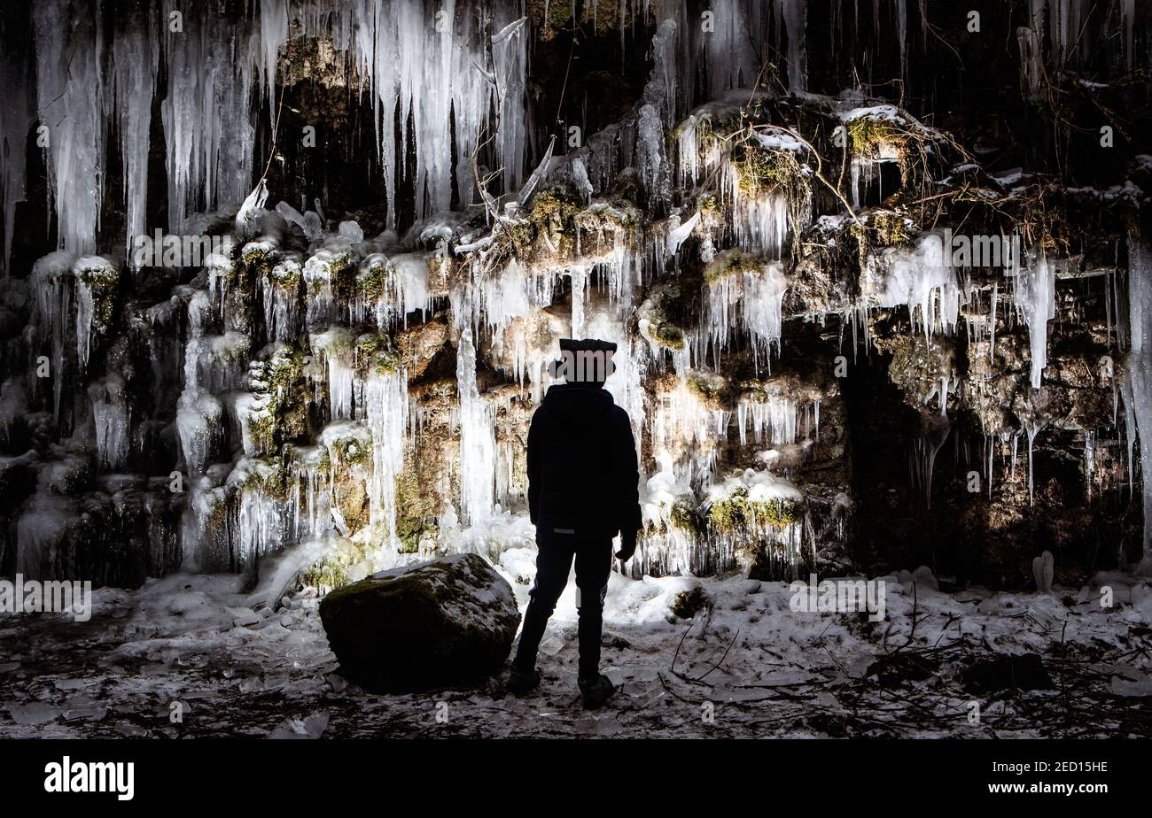 William (nessun cognome su richiesta dei genitori) guarda i suoi icicles sul Monsal Trail nel Peak District National Park, mentre il freddo scatto continua a afferrare gran parte della nazione. Data immagine: Domenica 14 febbraio 2021. Foto Stock