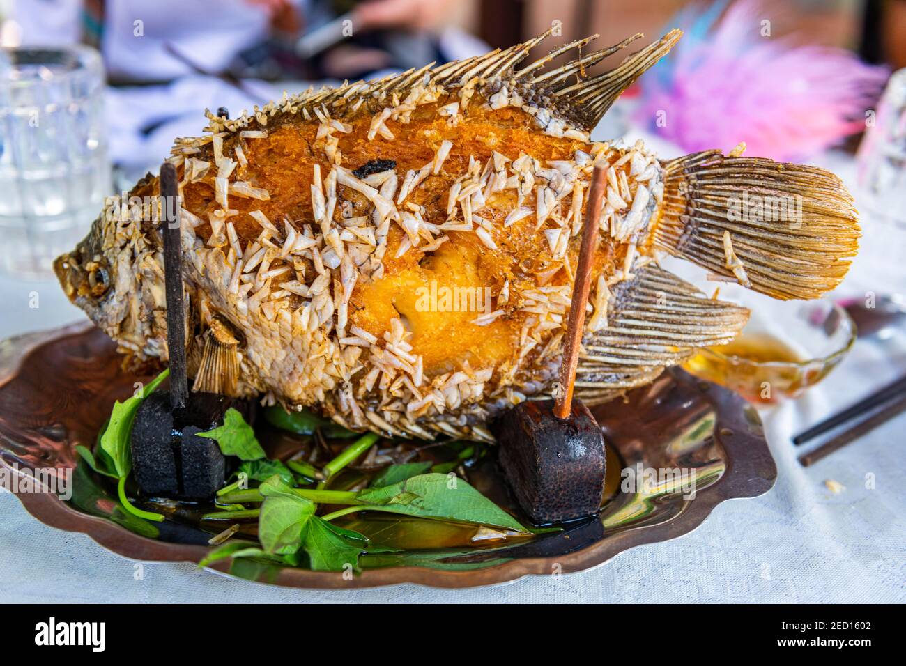 Preparazione tradizionale del pesce, Cai Be, Delta del Mekong, Vietnam Foto Stock