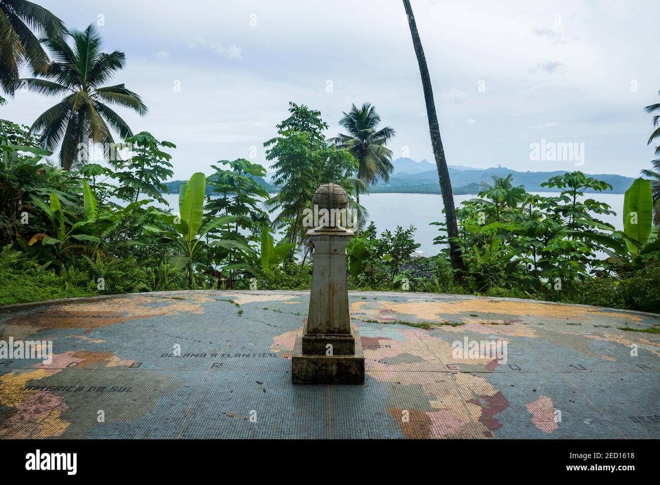 Monumento per il centro della terra dove il meridiano zero e l'equatore si incontrano, Ilheu das Rolas, Sao Tomé e Principe, oceano Atlantico Foto Stock