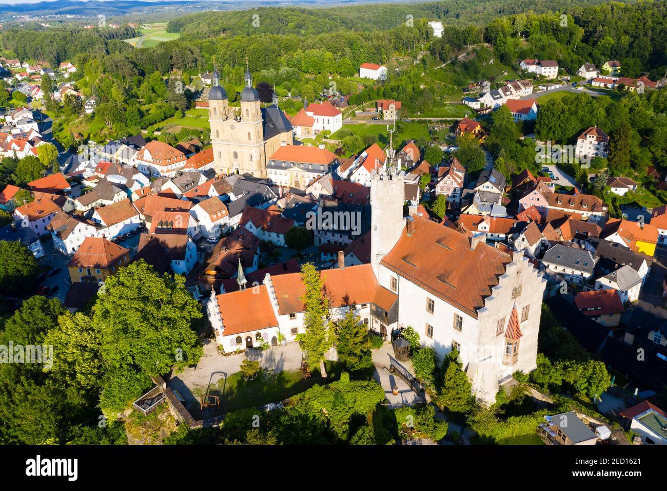 Vista aerea, Goessweinstein con castello e chiesa di pellegrinaggio alla Santissima Trinità, Svizzera Franconia, alta Franconia, Franconia, Baviera Foto Stock