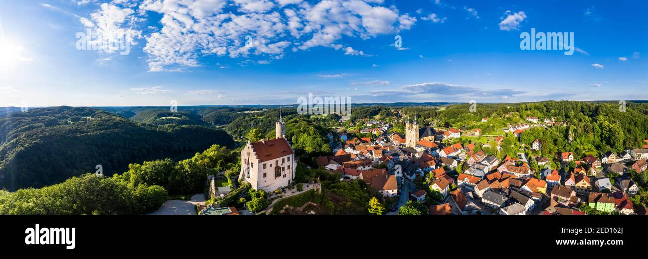 Vista aerea, Goessweinstein con castello e chiesa di pellegrinaggio alla Santissima Trinità, Svizzera Franconia, alta Franconia, Franconia, Baviera Foto Stock