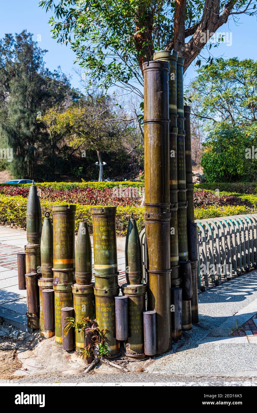 Vecchi razzi come recinzione nel Villaggio Culturale Folcloristico di Shanhou, Isola di Kinmen, Taiwan Foto Stock Vecchi razzi come recinzione nel Villaggio Culturale Folcloristico di Shanhou, Isola di Kinmen, Taiwan Foto Stock