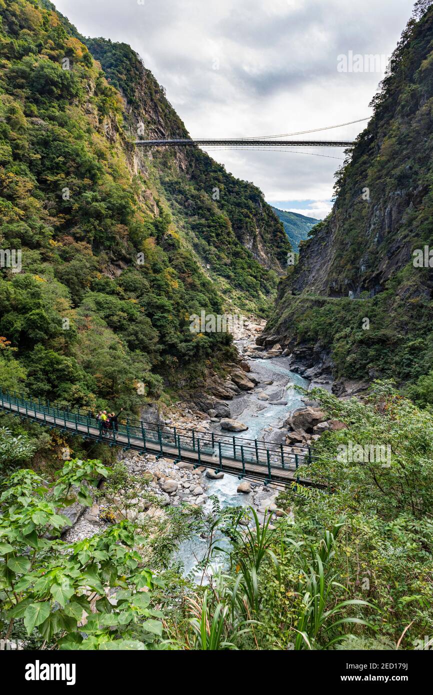 Ponte sospeso nella gola di Taroko, Parco Nazionale di Taroko, contea di Hualien, Taiwan Foto Stock