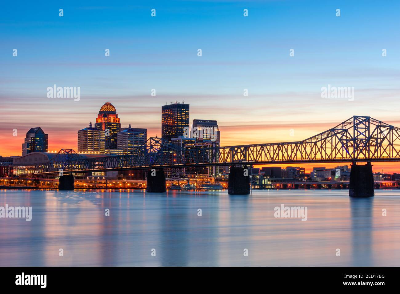 Louisville, Kentucky, USA skyline sul fiume al tramonto. Foto Stock