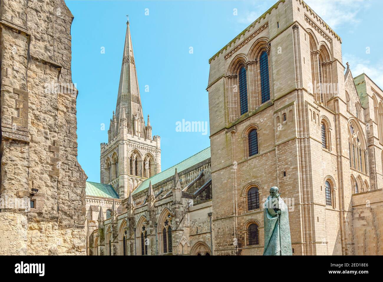 Closeup della Cattedrale di Chichester e la statua del millennio di San Richard di Chichester, Sussex occidentale, Inghilterra, Regno Unito Foto Stock
