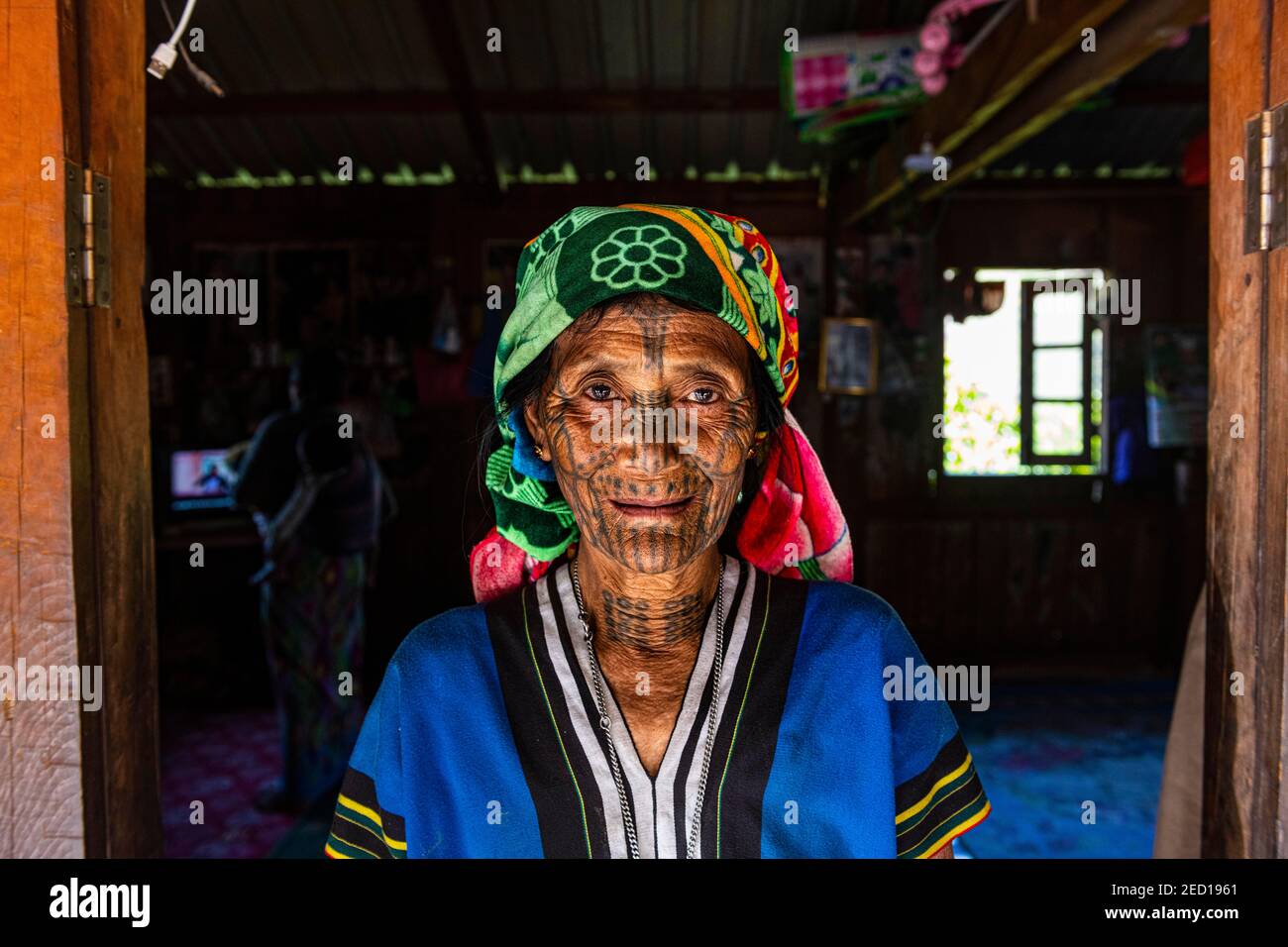 Donna di mento con tatuaggio spiderweb, Mindat, Chin stato, Myanmar Foto Stock