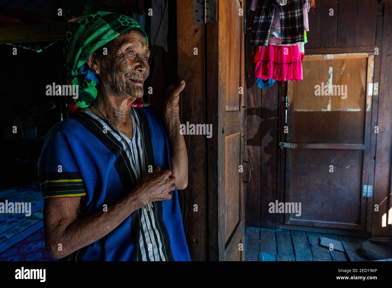 Donna di mento con tatuaggio spiderweb, Mindat, Chin stato, Myanmar Foto Stock