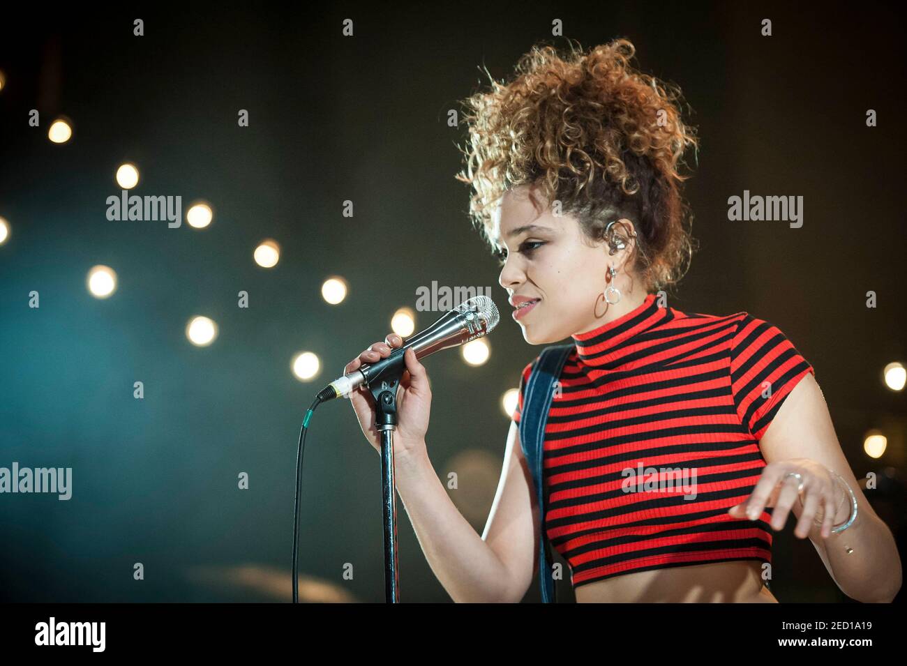 Izzy Bizu suona dal vivo sul palco all'O2 Shepherd's Bush Empire, Shepherd's Bush, Londra. Data foto: Mercoledì 15 febbraio 2017. Il credito fotografico dovrebbe essere: © DavidJensen Foto Stock