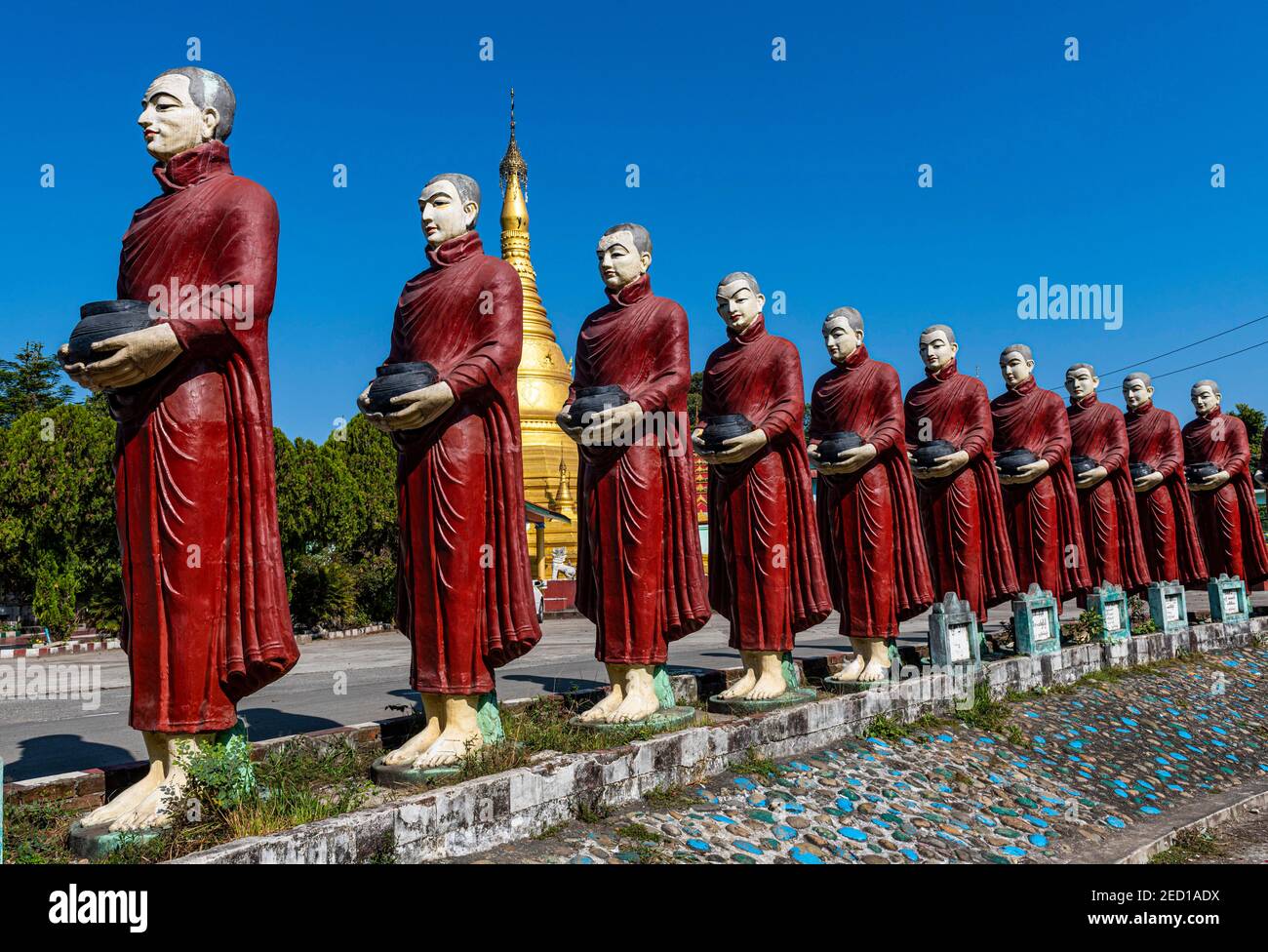 Statue monaco in fila, Aung Zay Yan Aung Pagoda, Myitkyina, Kachin stato, Myanmar Foto Stock