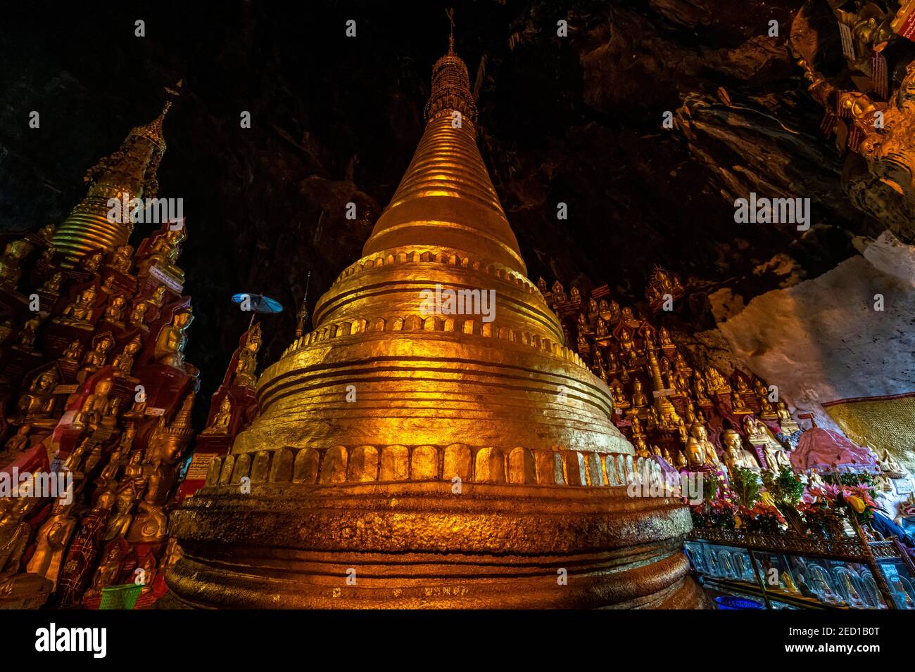 Statue di Buddha d'oro, grotta di Pindaya, Pindaya, stato di Shan, Myanmar Foto Stock