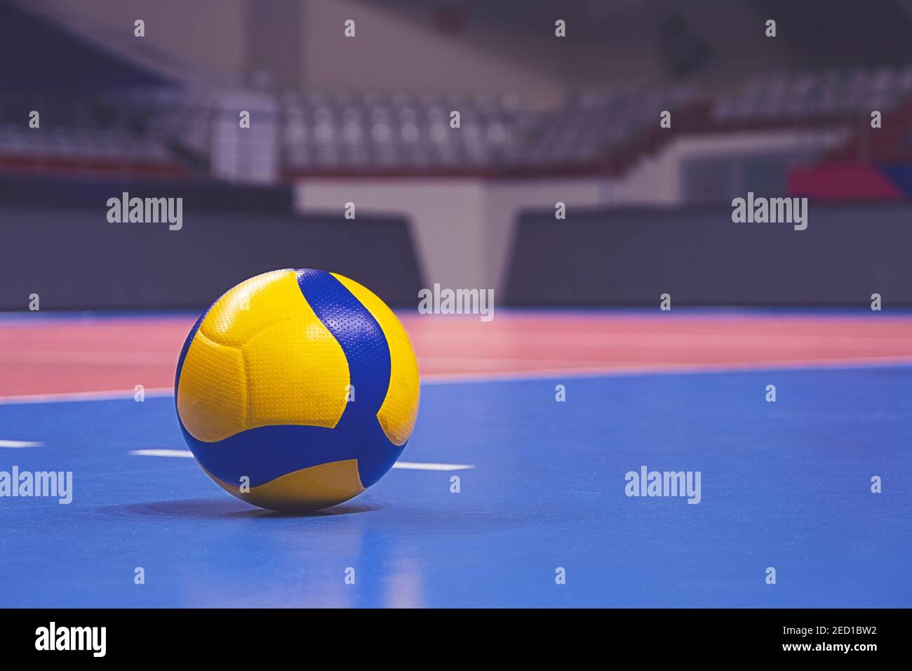 Palla da pallavolo su sfondo in parquet sfocato. Banner, spazio per il testo, vista ravvicinata con i dettagli. Foto Stock