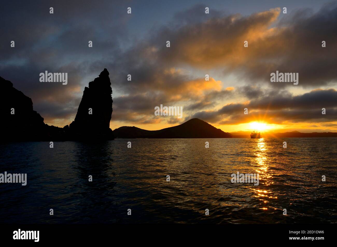 Pinnacle Rock al tramonto con le nuvole, Isola Bartolome, Galapagos, Ecuador Foto Stock