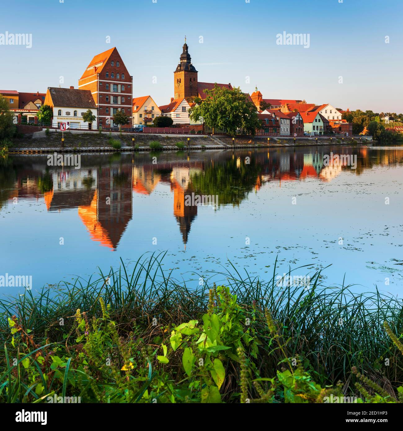 Havelberg con la chiesa di San Lorenzo e la cattedrale di San Marien, riflessione nel fiume Havel, città anseatica Havelberg, Sassonia-Anhalt, Germania Foto Stock