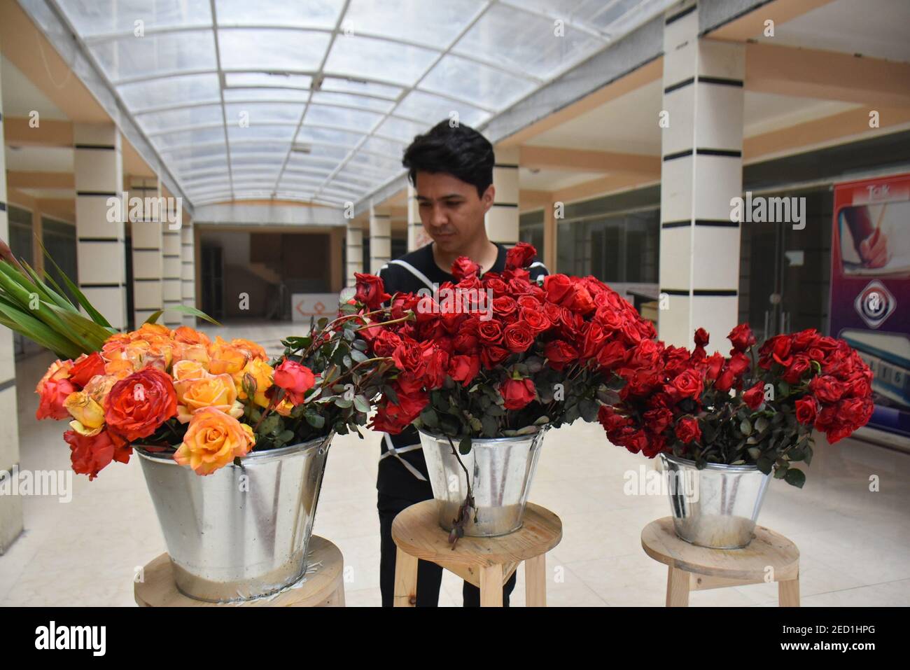 Mazar i Sharif. 14 Feb 2021. Foto scattata il 13 febbraio 2021 mostra i fiori in un negozio di fiori gestito da Nahid Padram a Mazar-i-Sharif, capitale della provincia di Balkh, Afghanistan. La celebrazione del giorno di San Valentino come nuova cultura si è gradualmente mescolata alle tradizioni afghane e si è celebrata tra le giovani generazioni nella capitale afghana Kabul e alcuni altri luoghi nell'ultimo decennio. PER ANDARE CON 'Feature: Segnare San Valentino una nuova cultura che diventa radice in Afghanistan' Credit: Kawa Basharat/Xinhua/Alamy Live News Foto Stock