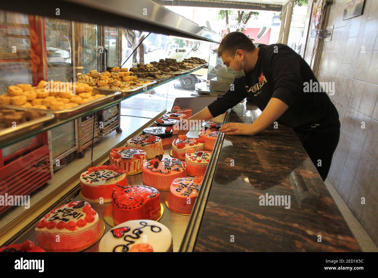 Beirut. 14 Feb 2021. Un venditore di dolci prepara torte per il San Valentino a Tripoli, Libano, il 14 febbraio 2021. Credit: Khaled/Xinhua/Alamy Live News Foto Stock