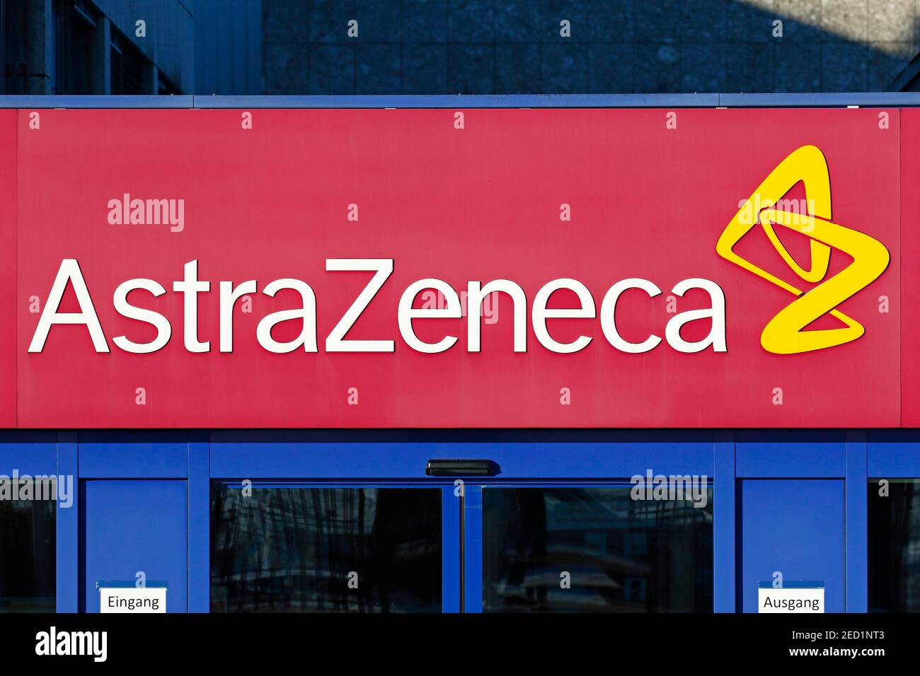 Azienda farmaceutica AstraZeneca, scritta aziendale sopra l'ingresso alla sede centrale della società a Wedel, produttore di vaccini contro il virus corona Foto Stock