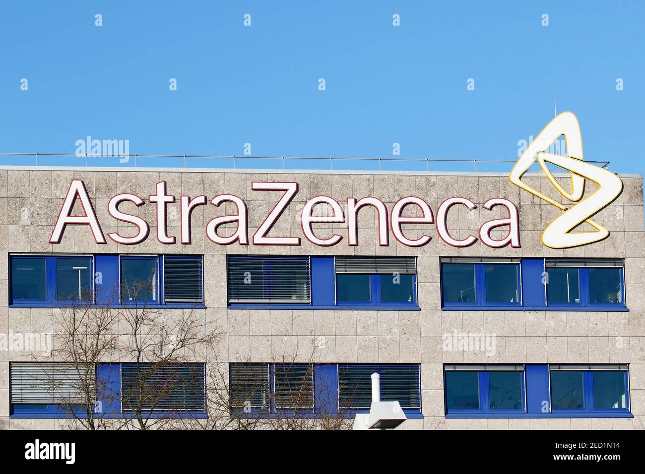 Azienda farmaceutica AstraZeneca, logo aziendale presso la sede centrale di Wedel, produttore di vaccini contro il virus corona SARS-COV-2 Foto Stock