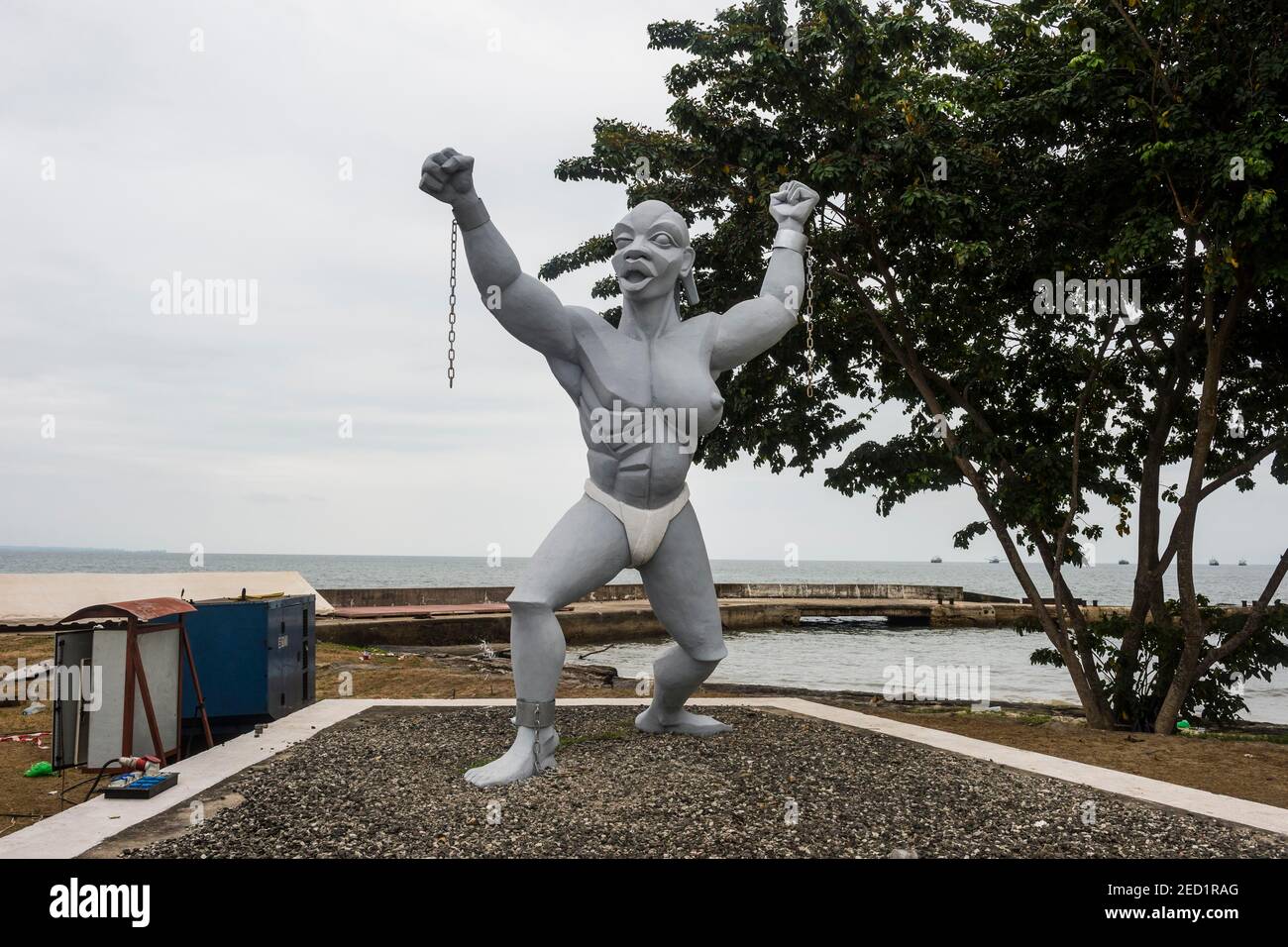 Statua di uno schiavo. Leon Ba spiaggia, Libreville, Gabon Foto Stock