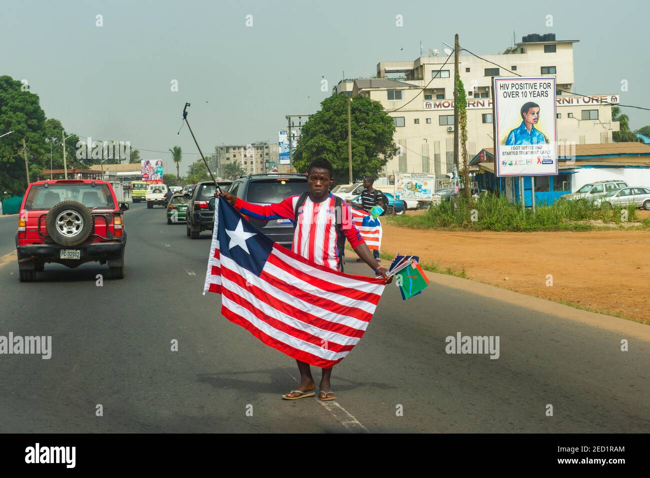 Uomo che vende la bandiera di Liberia, Monrovia, Liberia Foto Stock