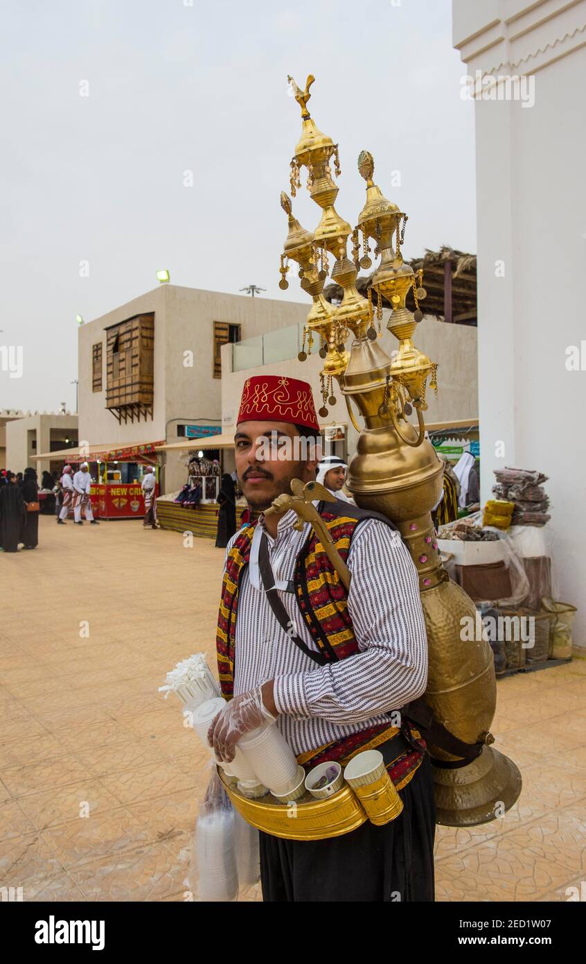 Colorato vestito tradizionale tè Sekker, al Janadriyah Festival, Riadh, Arabia Saudita Foto Stock