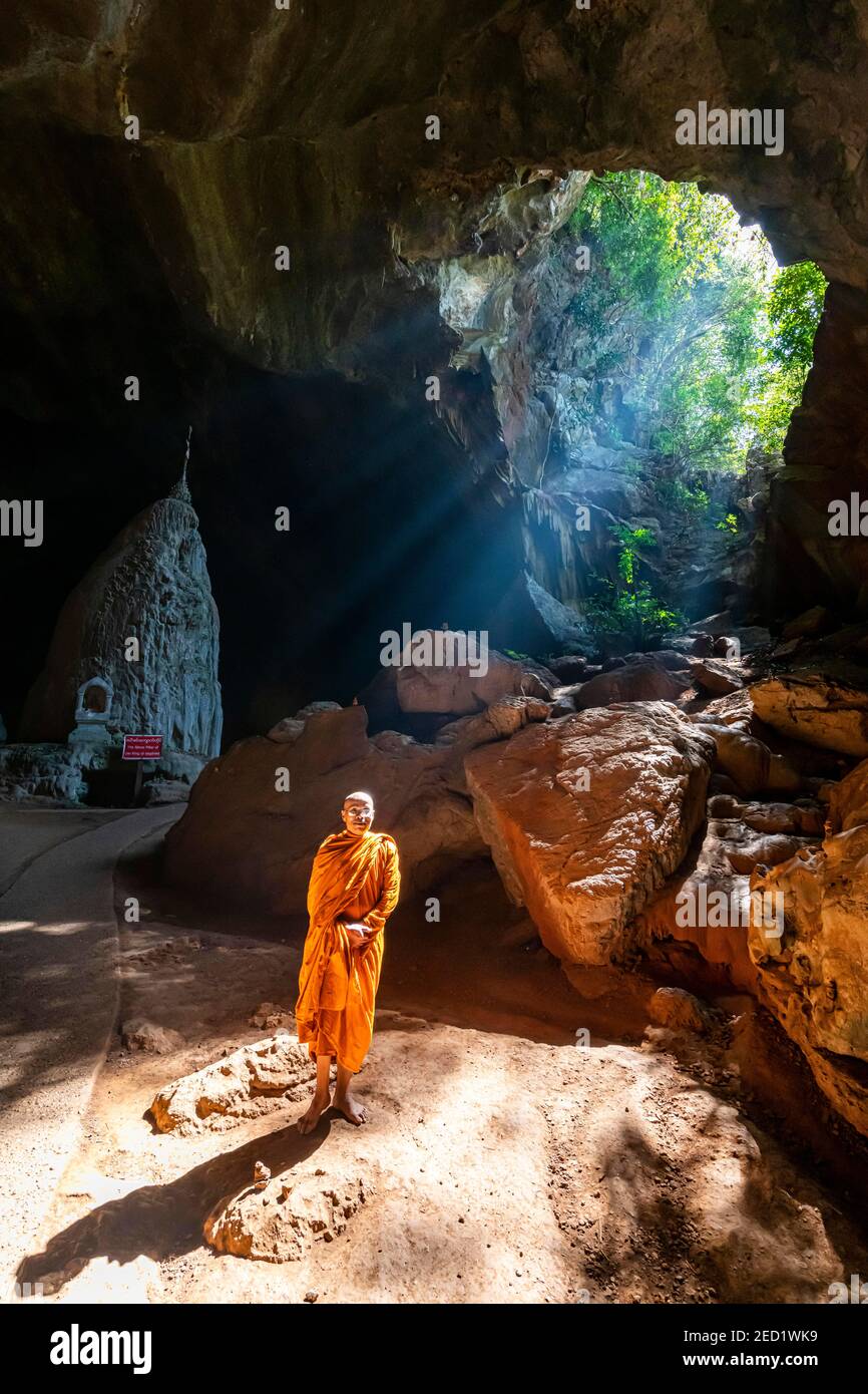 Monaco in piedi nella grotta di Saddam, hPa-an, Kayin stato, Myanmar Foto Stock