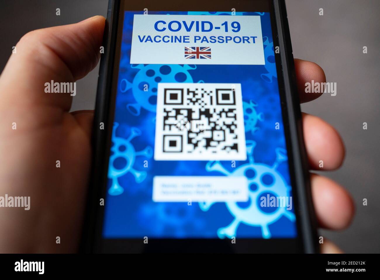 Progettazione concettuale di un possibile passaporto elettronico per la vaccinazione Covid-19 del governo del Regno Unito utilizzando il codice QR su uno smartphone. Foto Stock Progettazione concettuale di un possibile passaporto elettronico per la vaccinazione Covid-19 del governo del Regno Unito utilizzando il codice QR su uno smartphone. Foto Stock