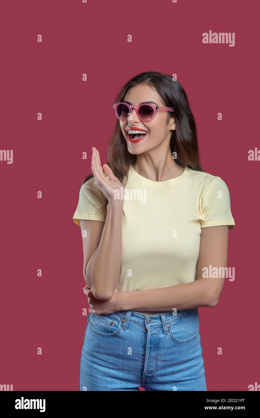 Donna felice in occhiali da sole con bocca aperta Foto Stock