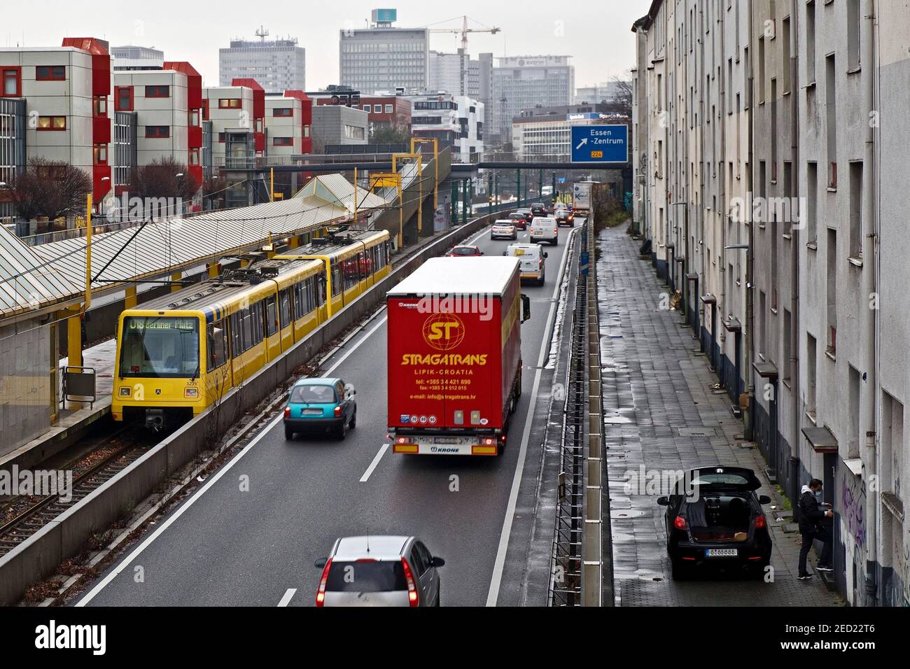 L'autostrada A 40 attraversa la città passando per gli appartamenti in affitto, Essen, Ruhr Area, Nord Reno-Westfalia, Germania Foto Stock