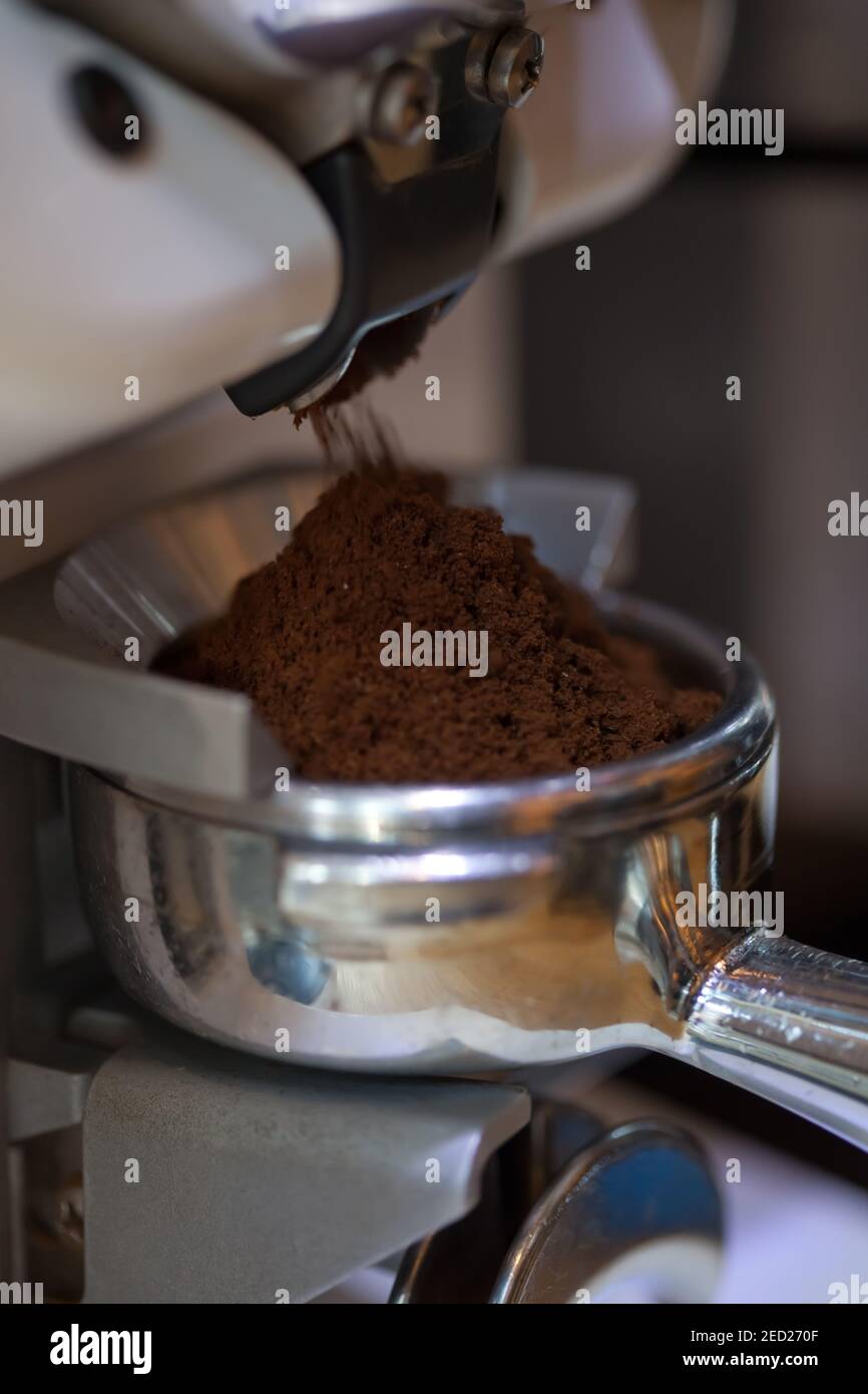 preparazione del caffè nel supporto, nel macinacaffè moderno, nessuno Foto Stock