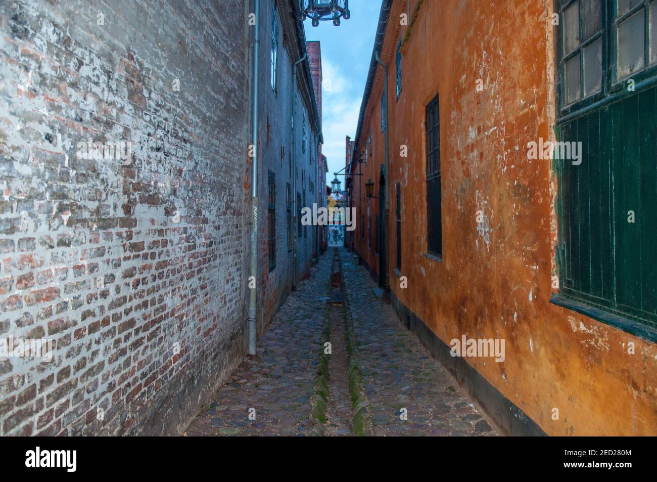 Piccola vecchia strada nella città di Helsingor in Danimarca Foto Stock