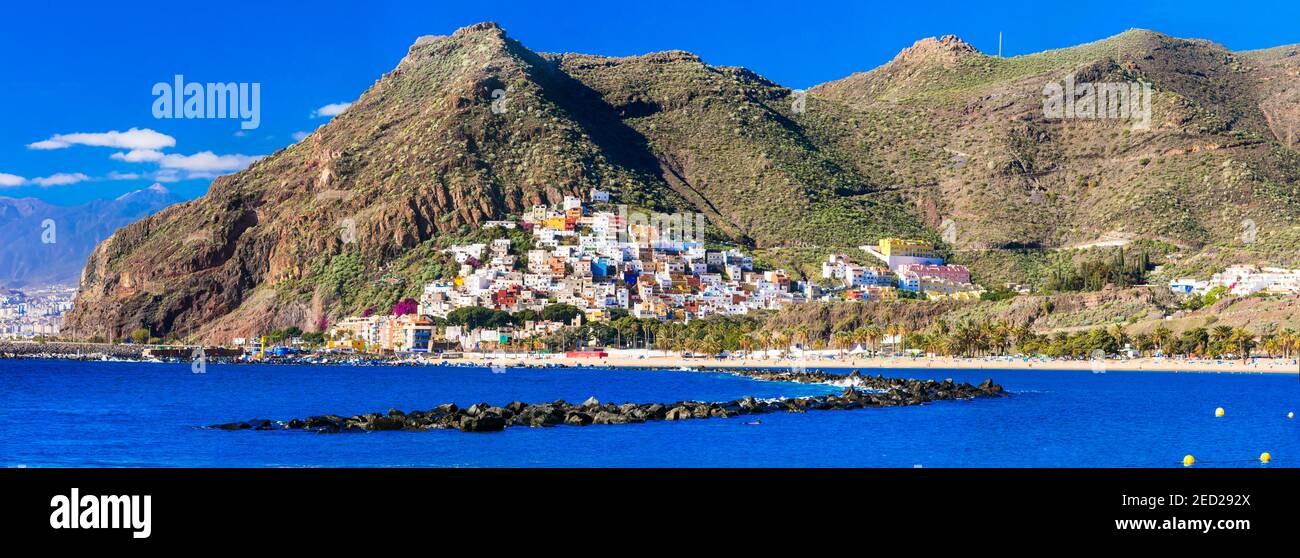 Migliori posti di Tenerife - Las Teresitas con panoramico villaggio di San Andres. Isole Canarie di Spagna Foto Stock