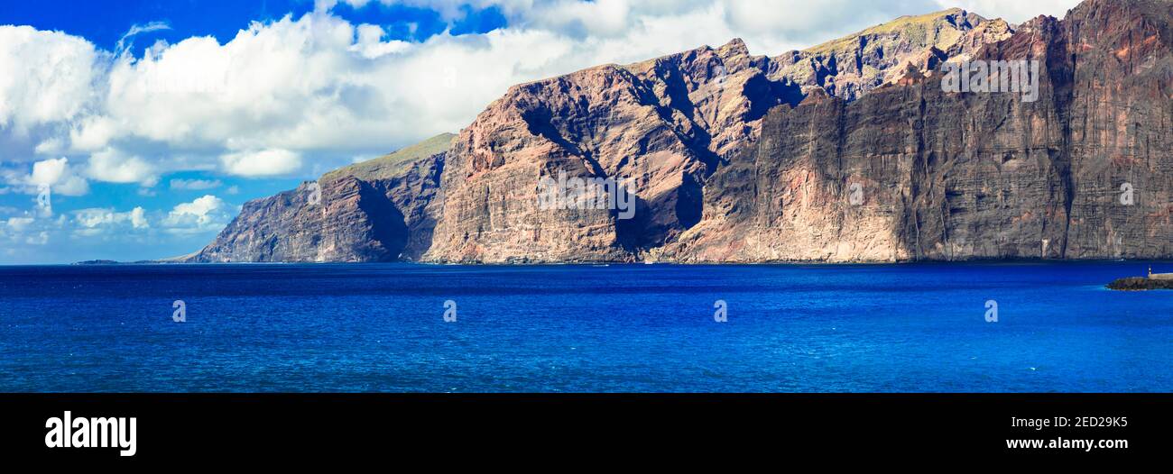 Isola di Tenerife, rocce impressionanti di Los Gigantes, popolare luogo turistico nelle isole Canarie Foto Stock