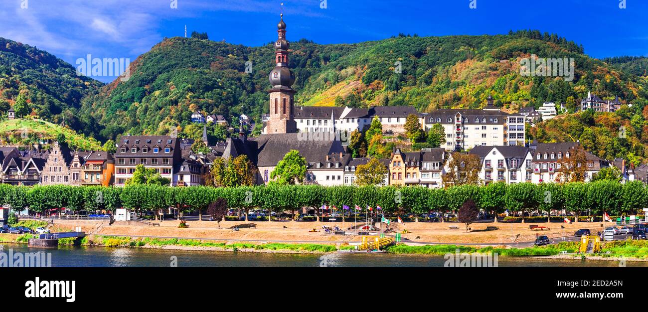 Viaggi e monumenti della Germania - città medievale Cochem popolare per crociere fluviali Foto Stock
