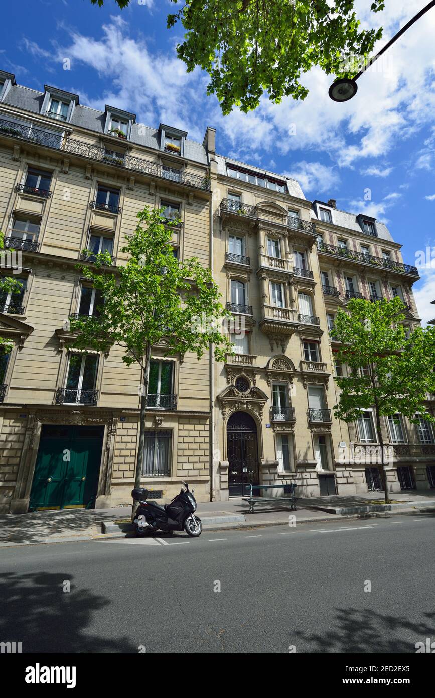 Scooter fuori terrazze residenze di lusso, Parigi, Francia Foto Stock