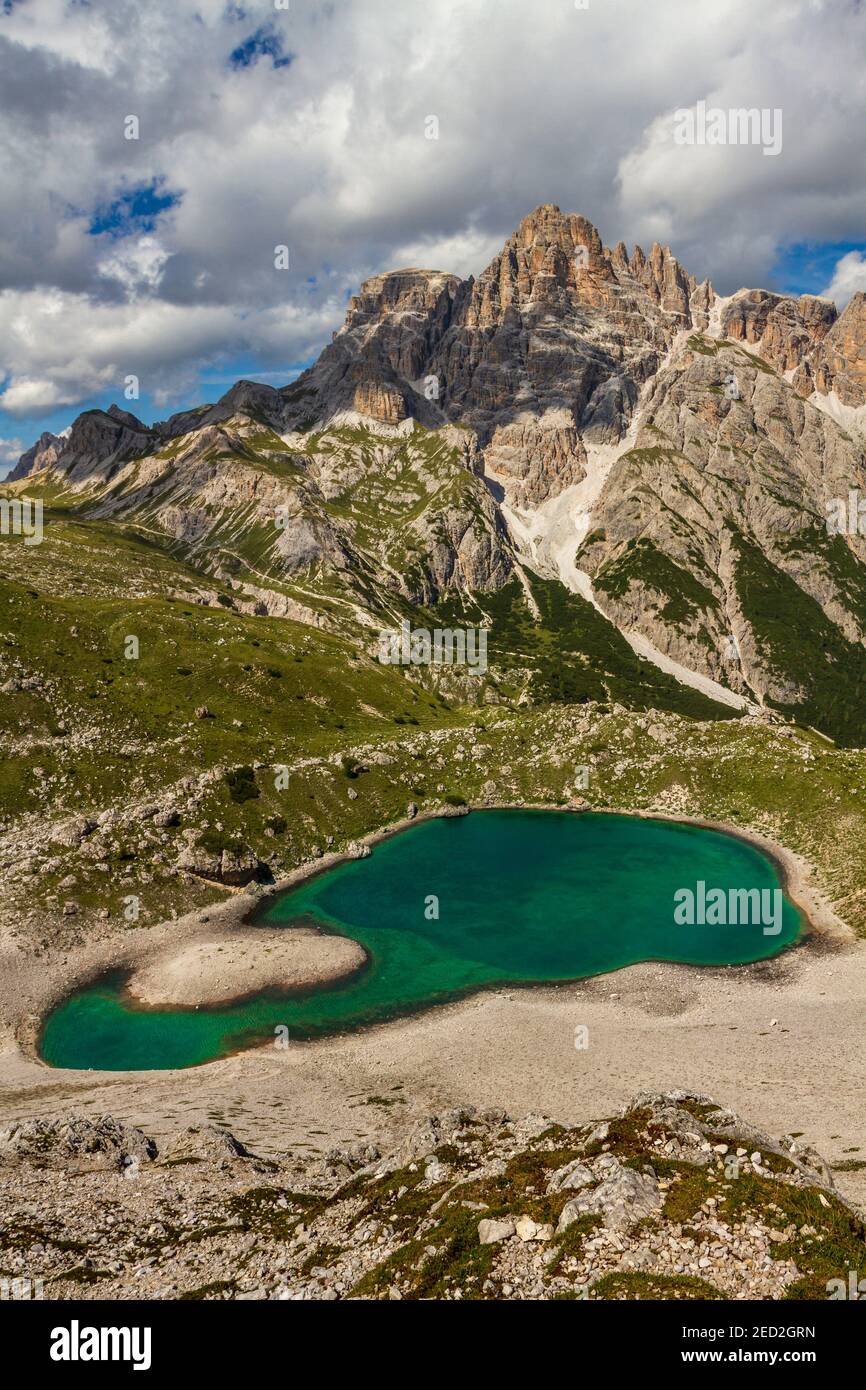 Vista sulle Dolomiti con una colorata montagna turchese lago Foto Stock