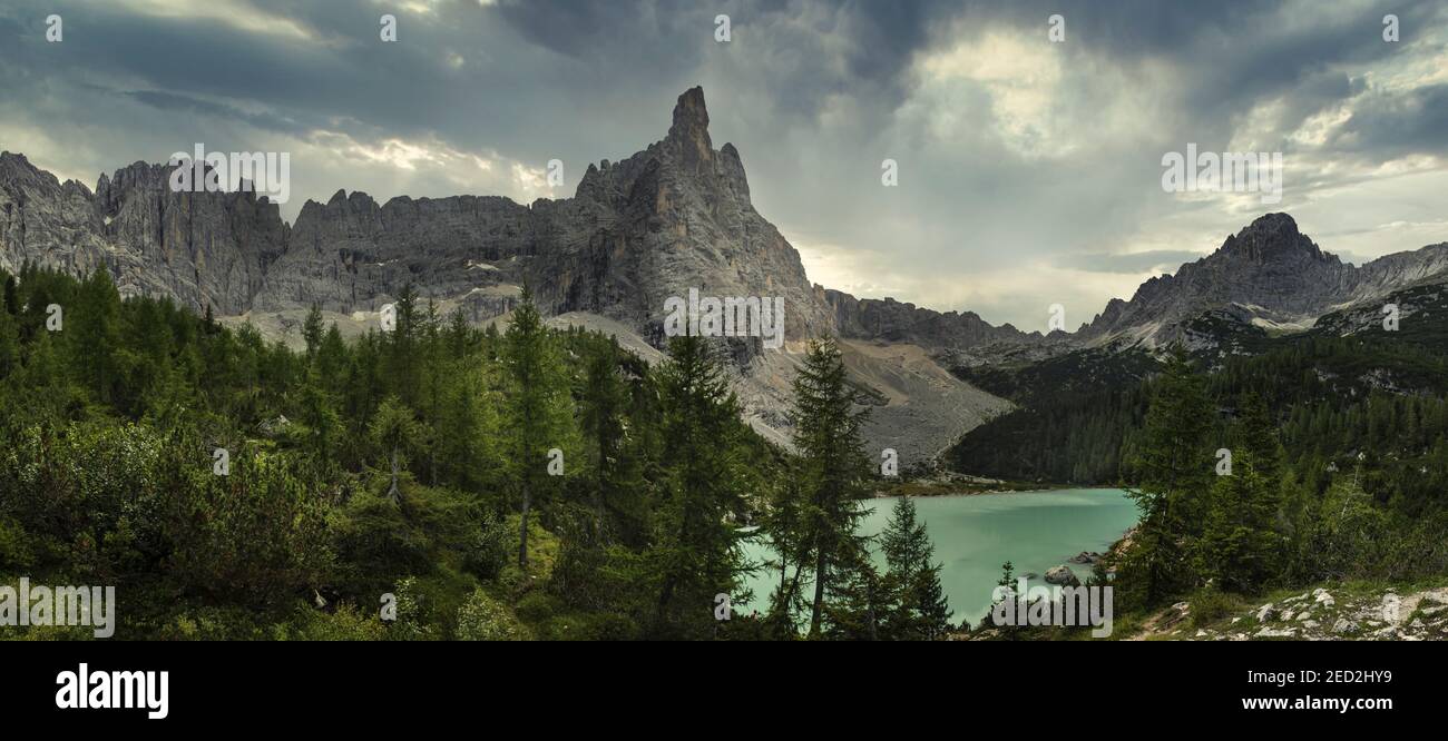 Vista sul lago Sorapis e il dito di Dio dentro La montagna delle Dolomiti Foto Stock