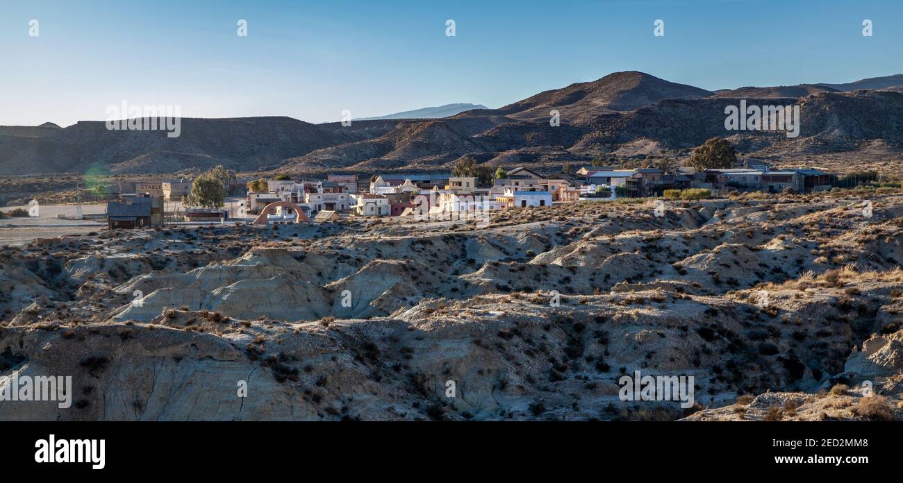 Tabernas Desert Landscape e la città occidentale Fort Bravo in Almeria Andalusia Spagna Europa Foto Stock