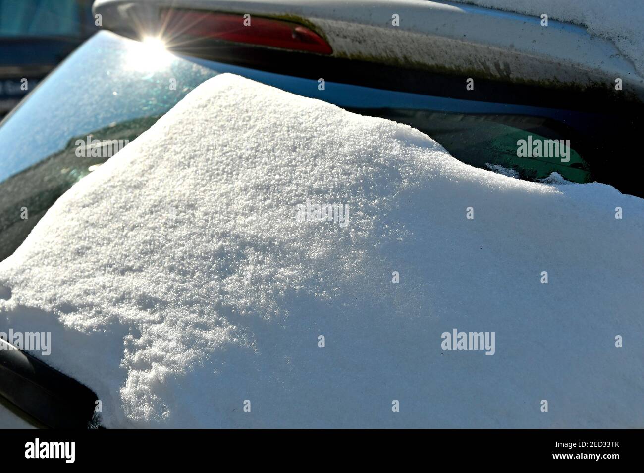 neve su un finestrino anteriore di un'auto Foto Stock