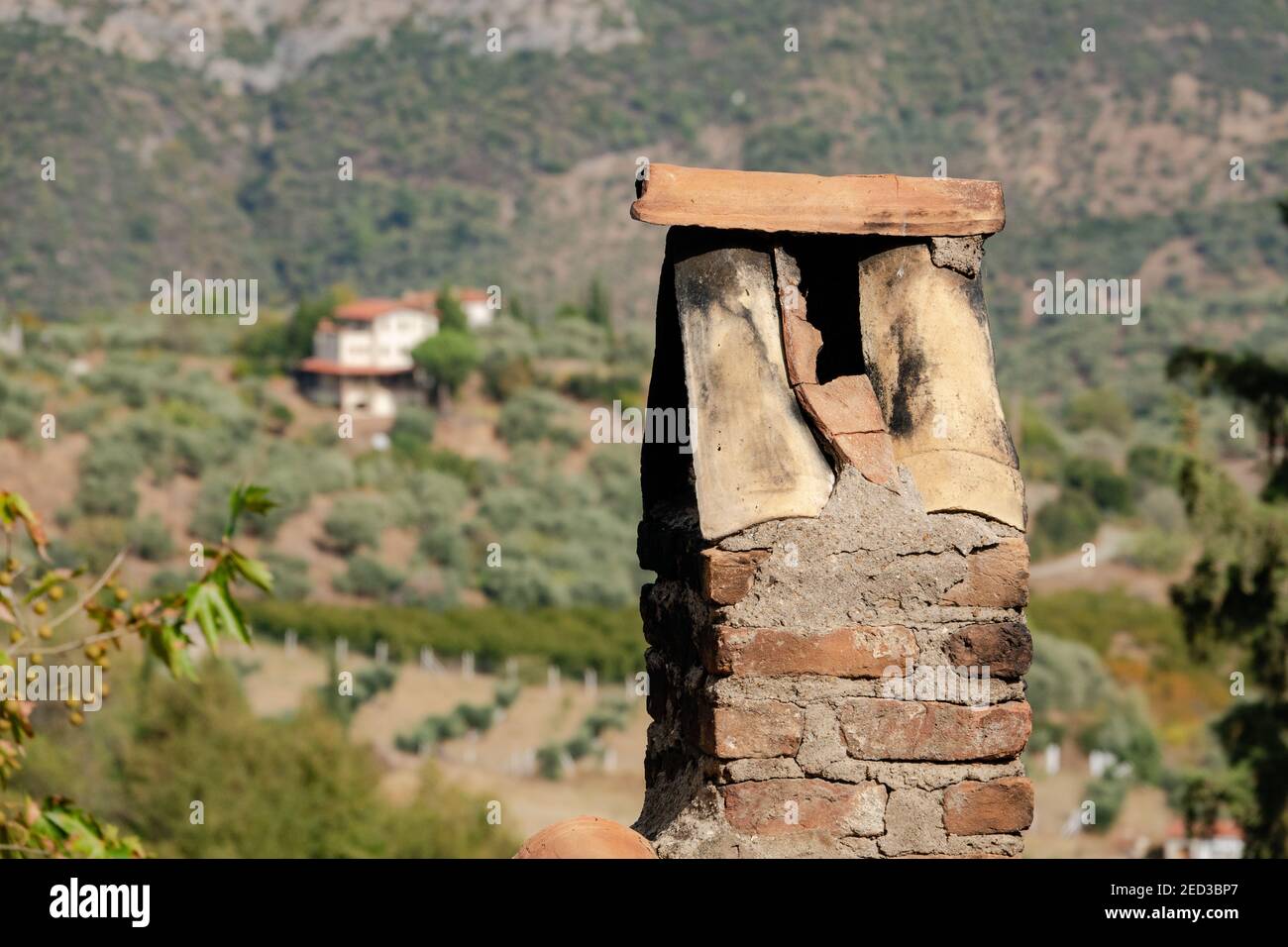 Il camino vecchio della tazza ha progettato per impedire le incursioni di fumo nel villaggio Foto Stock