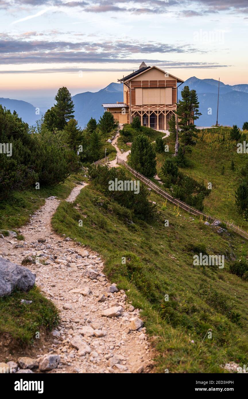 Un sentiero che conduce alla casa del re a Schachen dal re Ludovico II Foto Stock