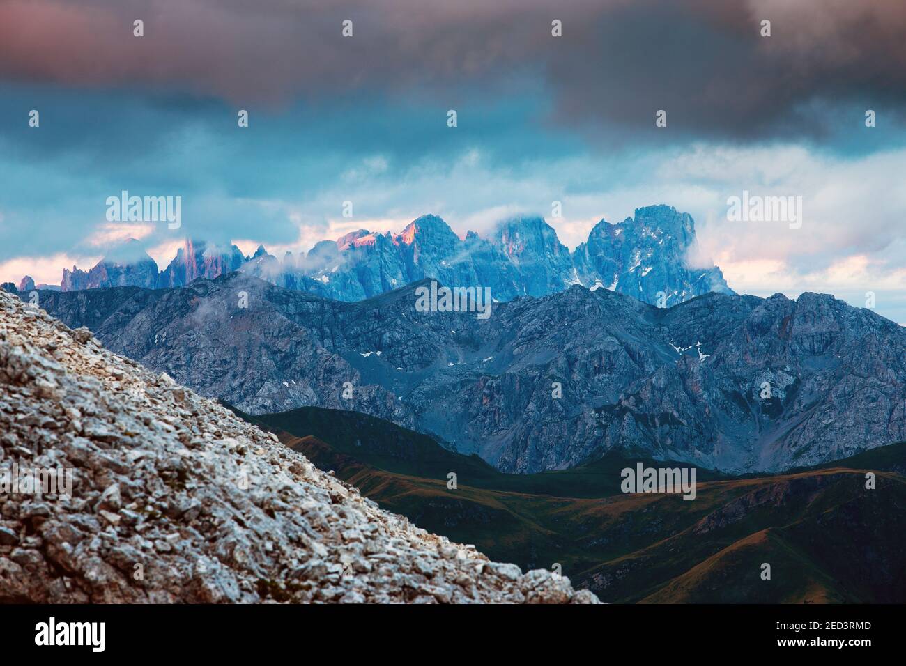 Sole all'alba sulle Dolomiti. Sullo sfondo le vette delle pale di San Martino. Alpi Italiane. Europa. Foto Stock