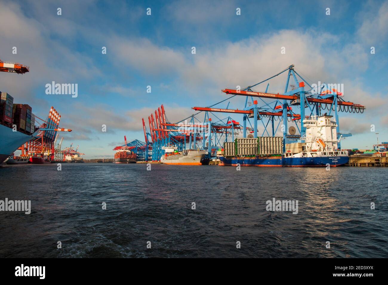 Amburgo Germania - Dicembre 16. 2017: Navi portacontainer nel porto di Amburgo Foto Stock