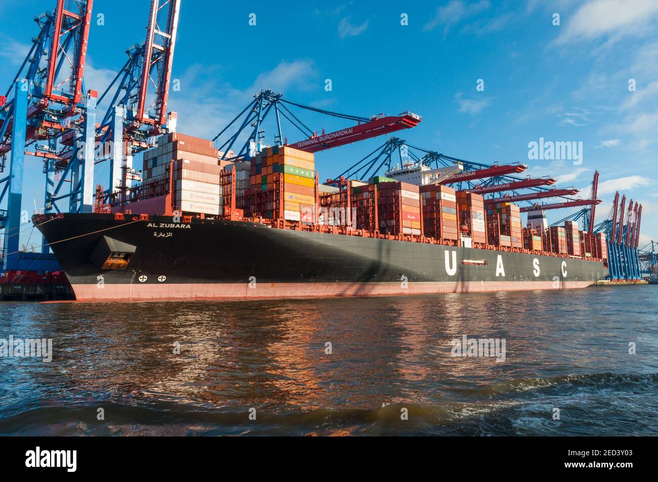 Amburgo Germania - Dicembre 16. 2017: Nave portacontainer al Zubara che è scarica nel porto di Amburgo Foto Stock