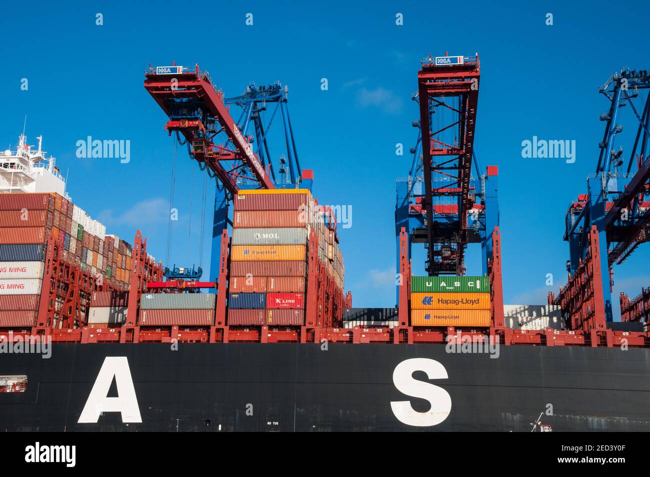 Amburgo Germania - Dicembre 16. 2017: Nave portacontainer al Zubara che è scarica nel porto di Amburgo Foto Stock