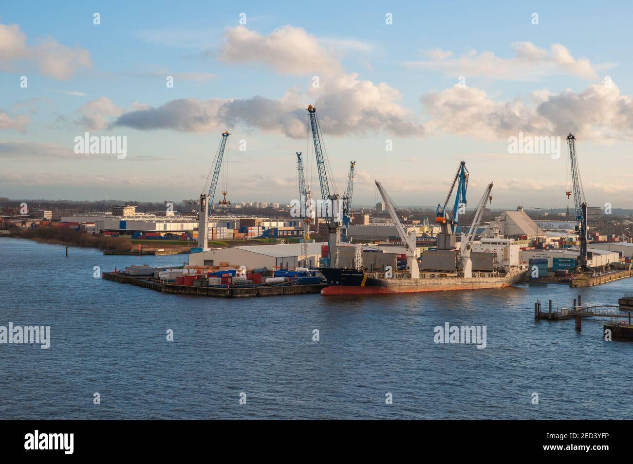 Amburgo Germania - Dicembre 16. 2017: Porto industriale di Amburgo Foto Stock
