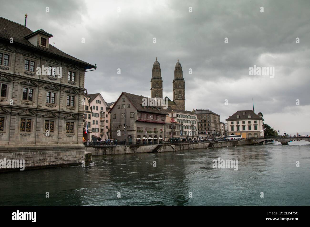 La Cattedrale di Grossmunster e la Città Vecchia di Zurigo Foto Stock