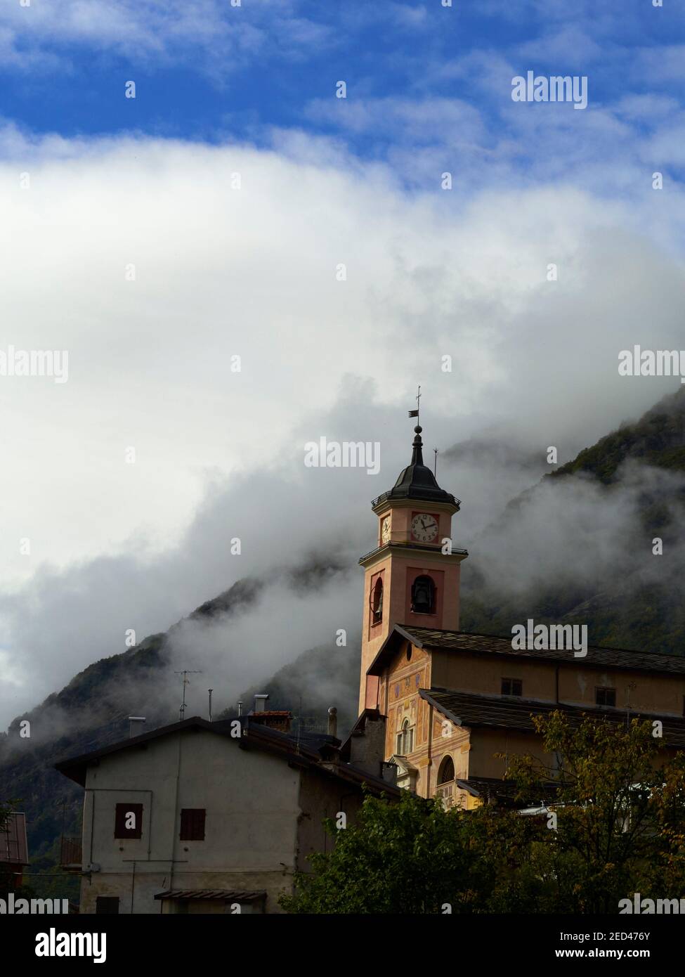 Villaggio chiesa, Entracuqe, Cuneo, Italia con le Alpi Marittime sullo sfondo Foto Stock
