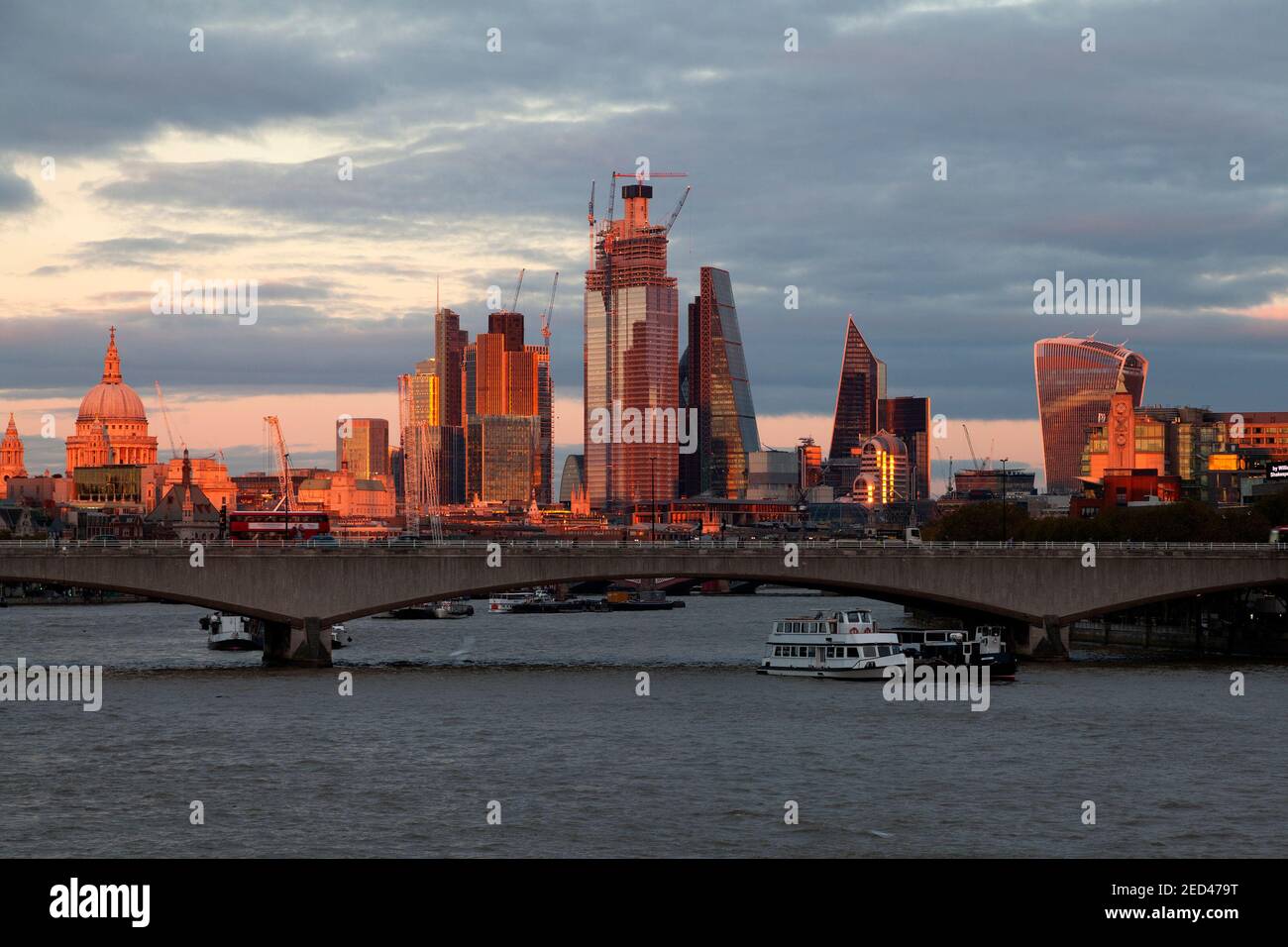 Tamigi, Waterloo Bridge, St Paul's e City of London illuminate dal sole serale, Londra Foto Stock