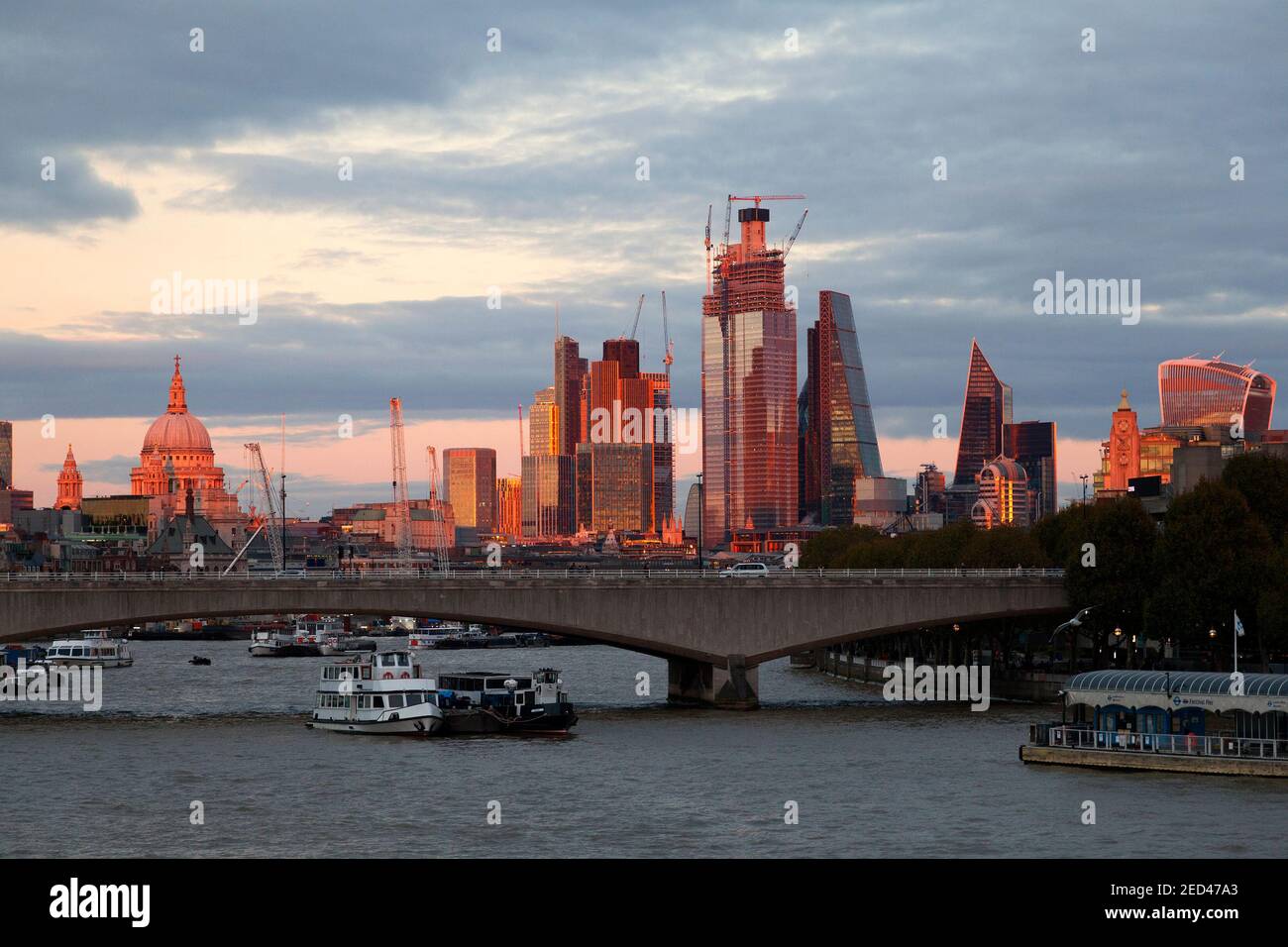 Tamigi, Waterloo Bridge, St Paul's e City of London illuminate dal sole serale, Londra Foto Stock